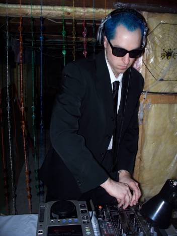 Reservoir Hugs (House Party) (2009)