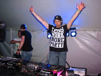 Festival De Dj De Québec Au Party Clandestin De La St-Jean Baptiste 2014 (2014)