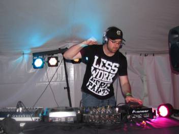 Festival De Dj De Québec Au Party Clandestin De La St-Jean Baptiste 2014 (2014)