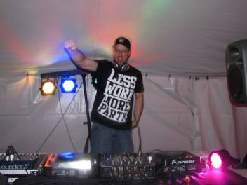 Festival De Dj De Québec Au Party Clandestin De La St-Jean Baptiste 2014 (2014)